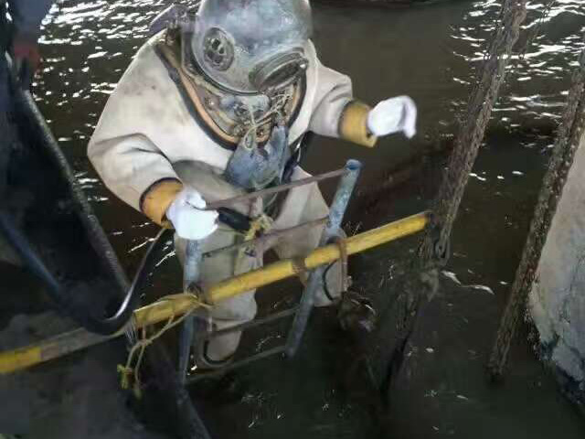 山東青島羊毛溝大橋過(guò)河管道連接口水下堵漏